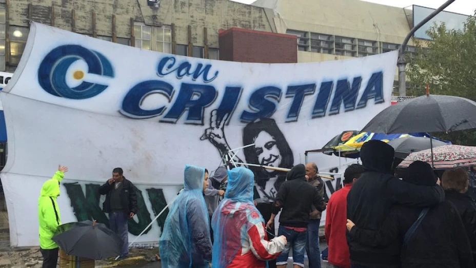 Manifestantes a favor de Cristina Fernández