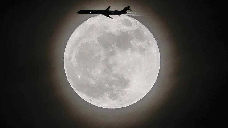 Una superluna es visible a simple vista y no es necesario utilizar telescopios o binoculares para apreciar su belleza.