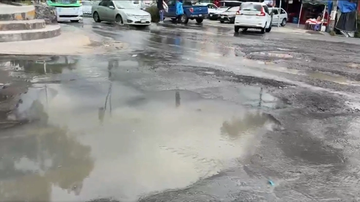 la-fuga-agua.que-lleva-semanas-creciendo-en-picacho-ajusco-y-ahora-pone-en-riesgo-vecinos-conductores