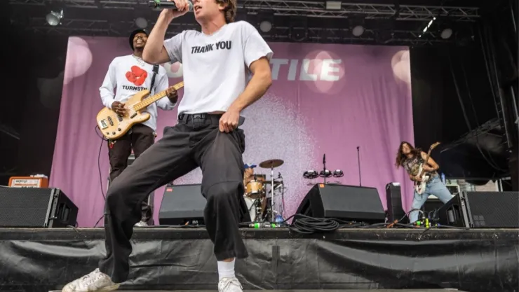 Brady Ebert acusado de intento de homicidio qué pasó con el exguitarrista de Turnstile