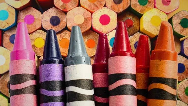 La IA destaca 3 ideas creativas para reciclar lápices y crayones cortos.jpg