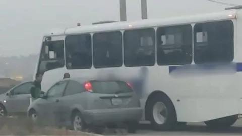 Accidente en carretera Tijuana-Tecate provoca tráfico frente al Instituto de Movilidad