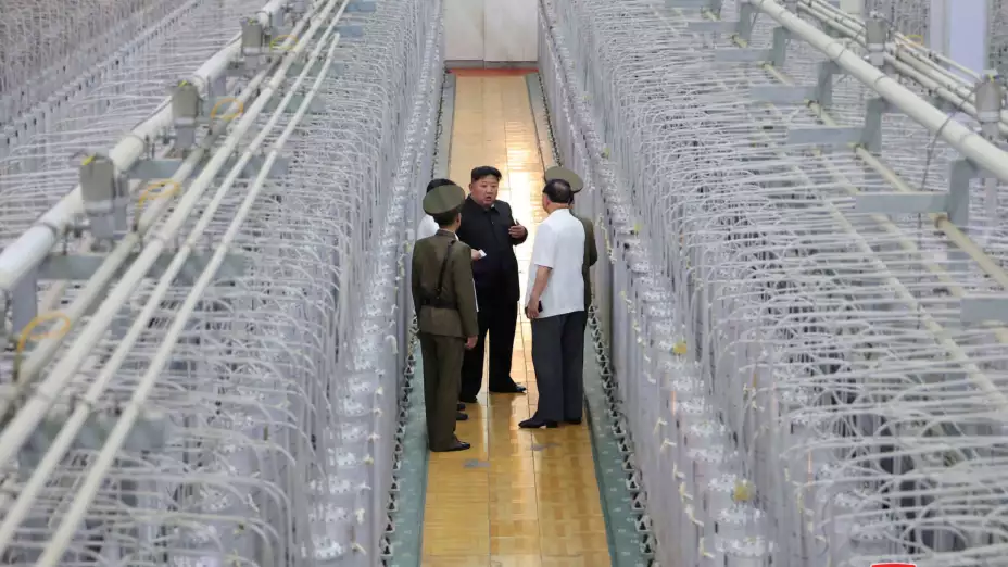Kim Jong Un, líder norcoreano, en un centro para materiales nucleares.