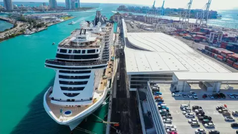 una vista del puerto y el impresionante crucero