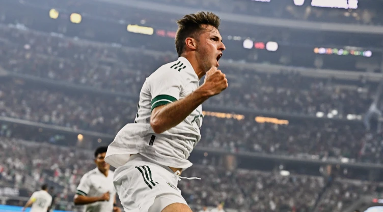 Gol de Santiago Giménez celebra