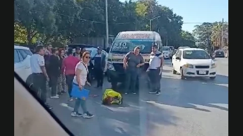 ¿Qué pasó en la Supermanzana 510? Combi atropella a mujer y moviliza a paramédicos