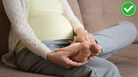 Cómo aliviar los pies hinchados durante el embarazo con estos 3 trucos caseros, según la IA.jpg