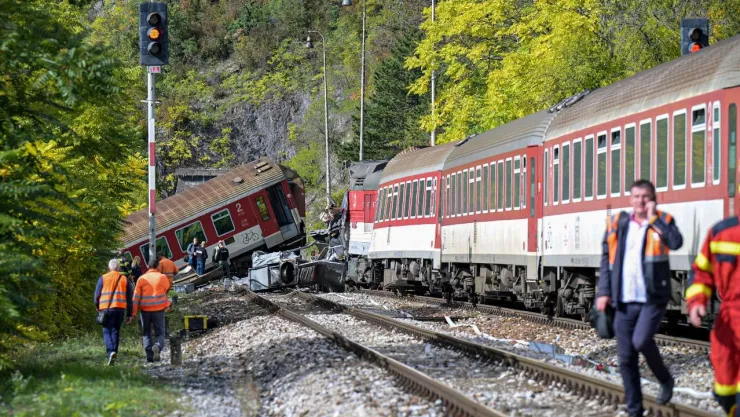 Escena de choque de dos trenes en Eslovaquia