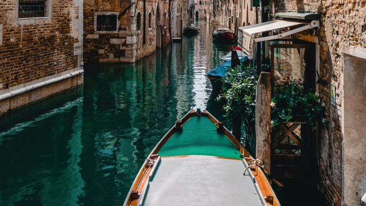 Turistas hunden góndola en Venecia