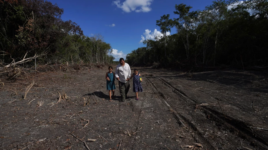 Omar Hernández con sus hijas em un tramo del Tren Maya, cerca de la Reserva de la Biósfera de Calakmul en la Península de Yucatán