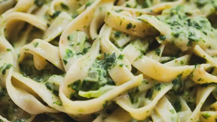 ¿Cómo preparar una pasta con espinacas y queso? ¡Aprende aquí!