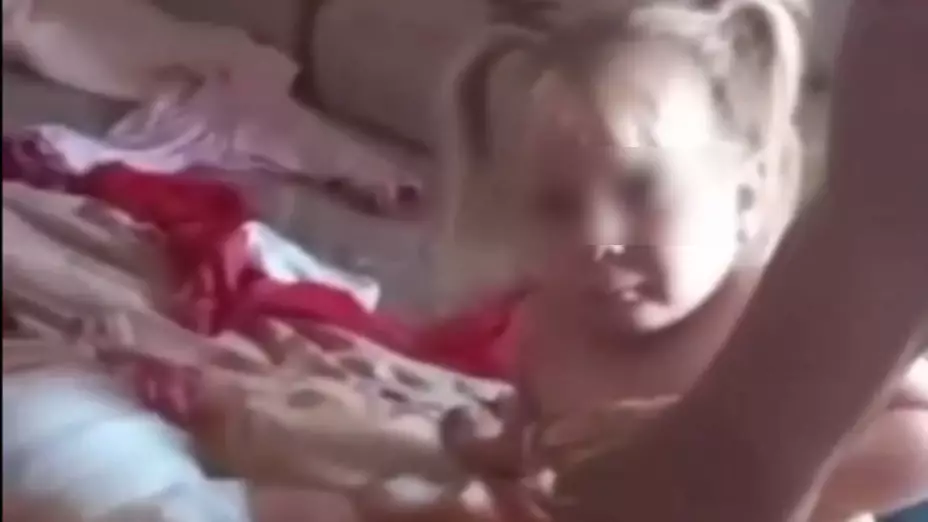 Agresión a niña de padrastro