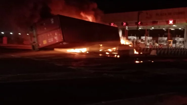 VIDEO: Tráiler choca y se incendia en caseta de la México-Puebla