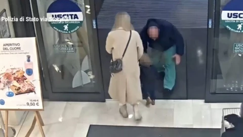 Captan intento de secuestro de una bebé en un supermercado de Italia (VIDEO)