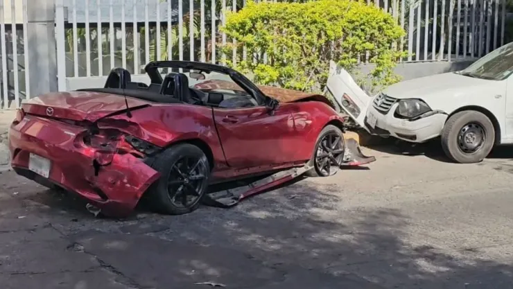 FOTO | ¡Destruido! Así quedó el vehículo de lujo tras fuerte choque en la colonia Prados Providencia