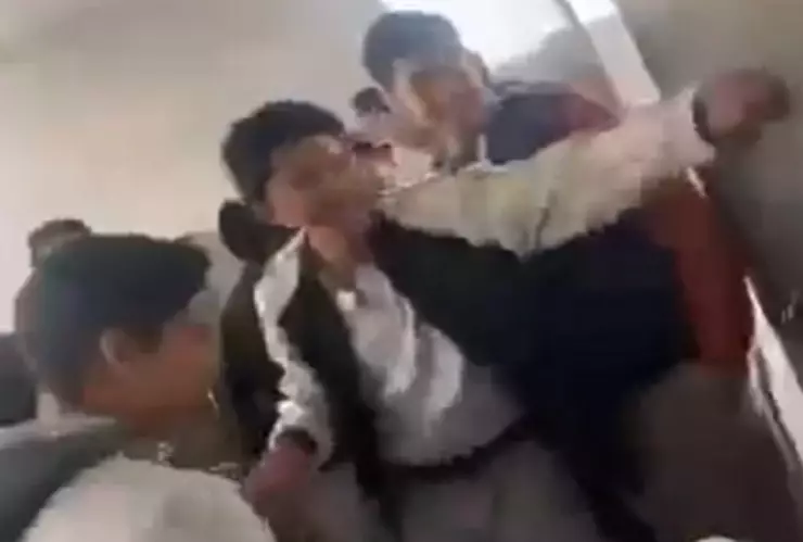 Golpean estudiantes a joven autista en baño del Cobach