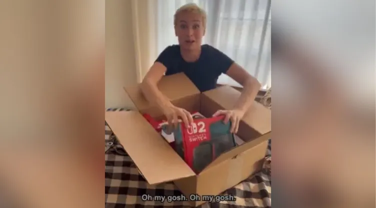 Brie Larson hace un unboxing de la Nintendo Switch 2