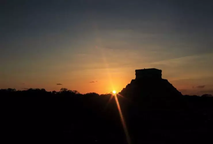 Chichén Itzá es un complejo de ruinas mayas famoso ubicado en la península de Yucatán de México.