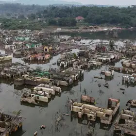 Casas ante sumergidas por un embalse sobresalen por la sequía en Lebak, Indonesia.