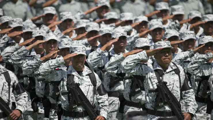 Efectivos de la Guardia Nacional saludan durante la presentación de la nueva fuerza en el Campo Marte de la Ciudad de México, el domingo 30 de junio del 2019. Imagen, AP.