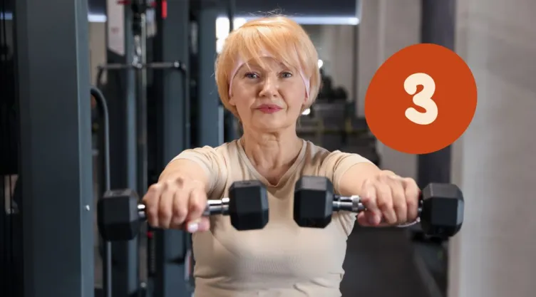 Los 3 ejercicios que debes hacer en el gimnasio después de los 50 durante el otoño
