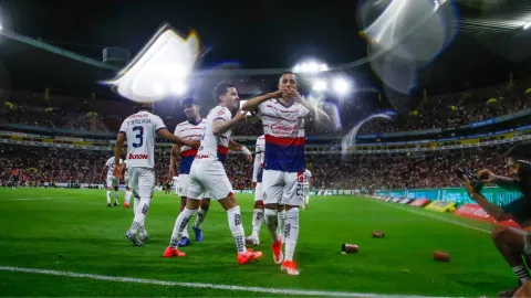 VIDEO: El golazo con el que Piojo Alvarado derrotó al Atlas en el Clásico Tapatío