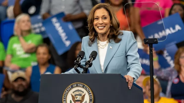La vicepresidenta Kamala Harris en un mitin político.