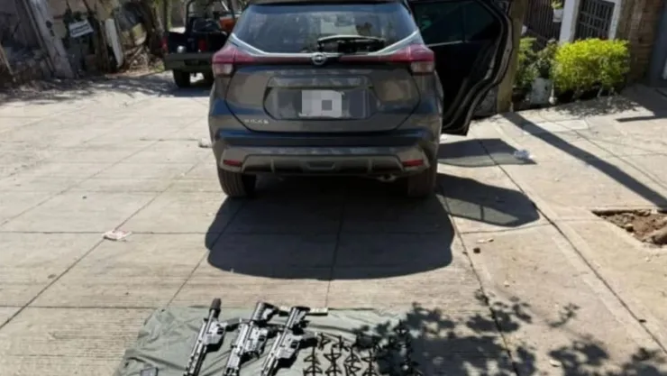 Abandonan camioneta con armas en Culiacán