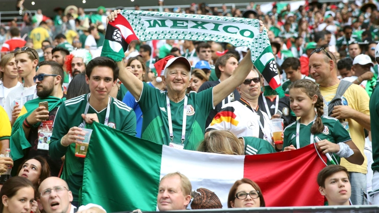 Aficionados mexicanos en el estadio