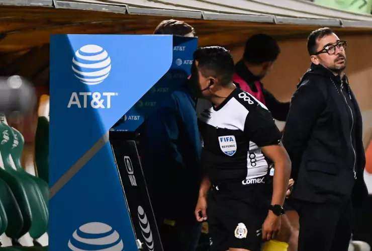 El árbitro Fernando Guerrero revisa una jugada en el VAR durante el partido Santos vs Atlético San Luis.
