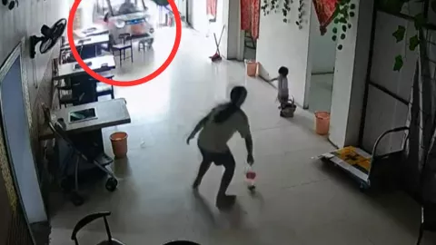 Niña en China rescata a su hermana de un vehículo fuera de control