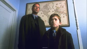 Escena de la película ‘El Sexto Sentido’ (Sixth Sense) con Halley Jeol Osment y Bruce Willis por Azteca 7.