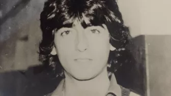 Este fue el gran look del presentador de televisión en su adolescencia, siempre al último grito de la moda.