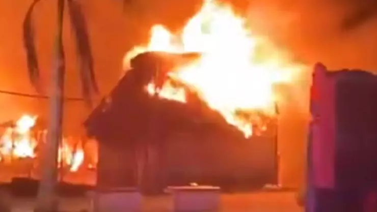 ¡Noche en llamas! Voraz incendio consume palapas en la Playa 72 de Playa del Carmen