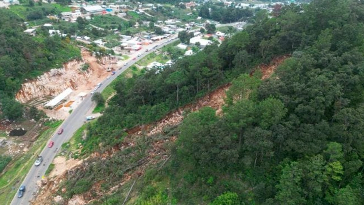 Deslizamiento y derrumbe de tierra en carretera San Cristóbal - Teopisca - Comitán hoy 18 de octubre