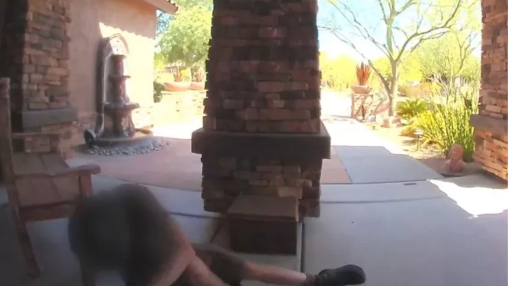 Repartidor de UPS colapsa por el calor en Arizona al entregar paquete.