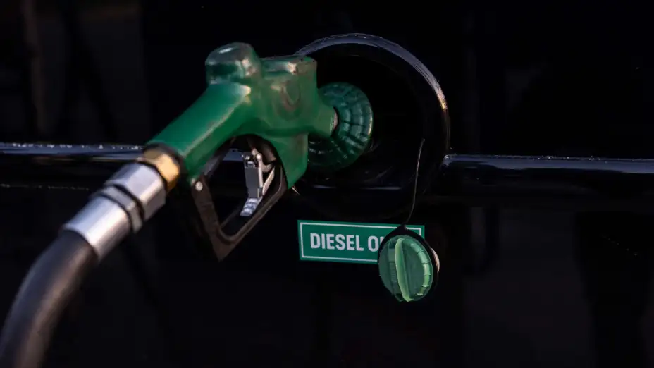 Un surtidor bombea diésel en una gasolinería en Orange, California.