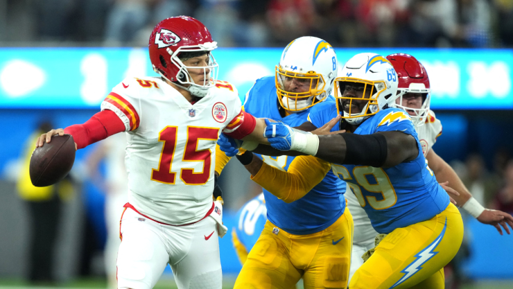 Patrick Mahomes ante Los Ángeles Chargers