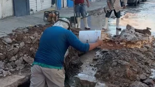 Vecinos reportan fuga de agua recurrente en la calle Prolongación Iturbide en Jesús María