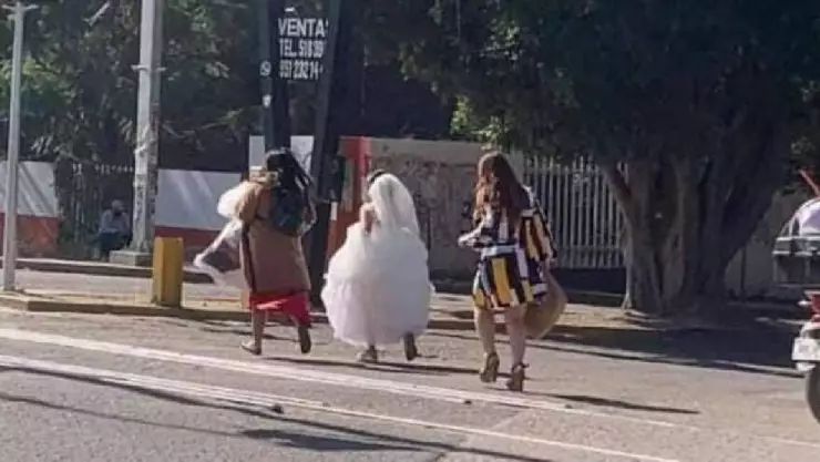 Novia cruza bloqueos en Oaxaca para llegar a tiempo al altar