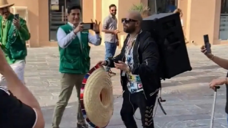 Video Fan del Tri se pasea en Catar con sonido de “Fierro viejo”