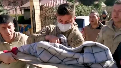 Rescatan a un recién nacido de los escombros en Turquía