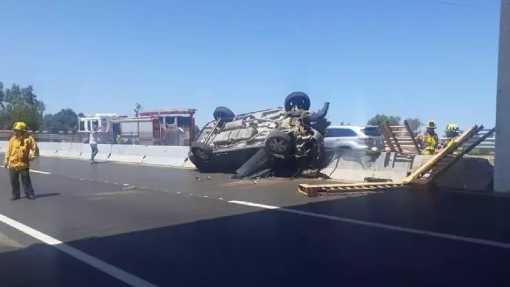 Cierran carretera escénica en Rosarito; auto se cayó de un puente