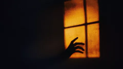 VIDEO. Hombre es acechado por espectro paranormal en casa abandonada.jpg