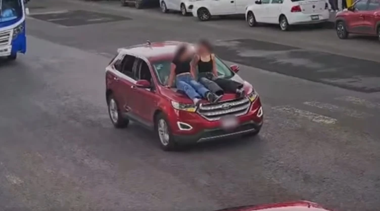 dos-jovenes-el-cofre-una-camioneta-en-metepec-edomex-la-maniobra-que-termino-en-el-corralon