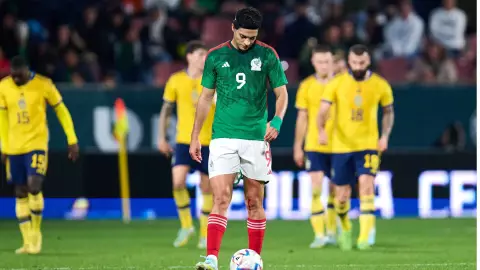 Raúl Jiménez durante el partido ante Suecia