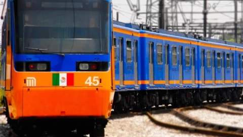 Metro CDMX Hoy 10 de julio Retrasos caos y afectaciones en STC. En la imagen se puede observar a uno de los trenes del Metro CDMX en su arribo a una de las estaciones de las 12 líneas del Sistema de Transporte Colectivo.