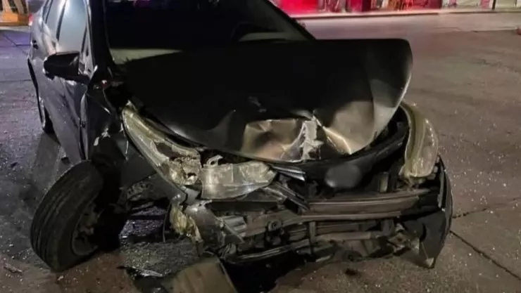 Choque dejó auto destruido y mujer lesionada en los Héroes de Puebla hoy; responsables huyeron