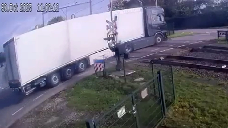 Accidente de tren con un tráiler en Países Bajos.jpg