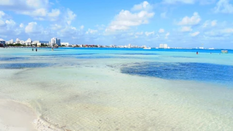 playa langosta cancún.jpg